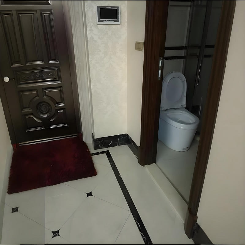 入門旁即是廁所門